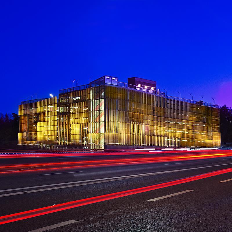 Projekt, Fasadbelysning / släpljus: Parkeringshus med guldskimrande fasad