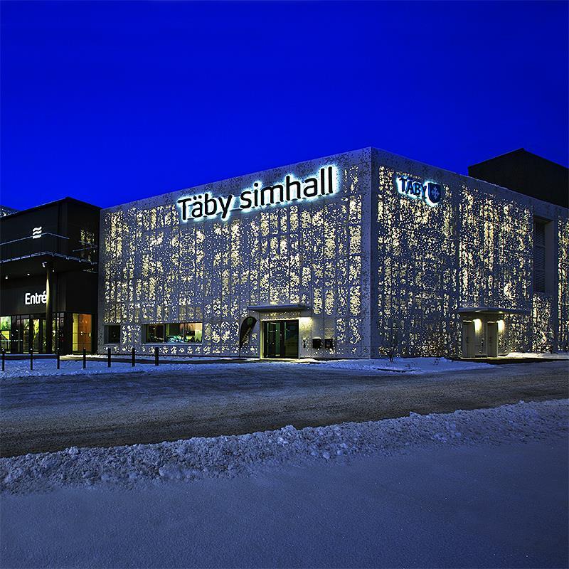 Projekt, Fasadbelysning / släpljus: Gnistrande fasadbelysning på Täby simhall