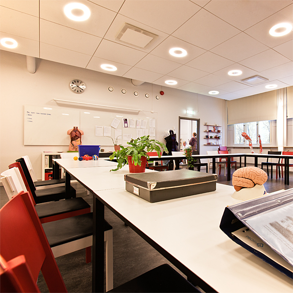 Nyhet: Ett av klassrummen i Jakobsbergs Folkhögskola, med infällda Halo för cirkellysrör, ur Flux egen produktion.