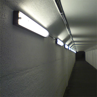 Närbild på tunnelarmaturen Parkalux, framtagen särskilt för utsatta miljöer. Den är tät (IP55) och har den allra högsta slagtålighetsklassen: IK10++