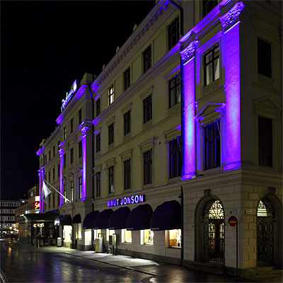 Projekt, Fasadbelysning / släpljus: Blått släpljus framhäver de sex vertikala planen i fasaden