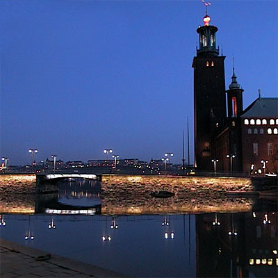 En helt ny och mycket tilltalande syn i Stockholmsnatten, den belysta Stadshusbron
