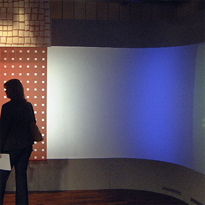 Projekt, TV-studio belysning: Translucent-filmen går att sträcka och spänna till i princip vilka former som helst, här till ett rundat hörn