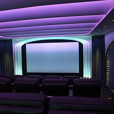 Liten biosalong för film och presentationer, med LEDs för färgat släpljus