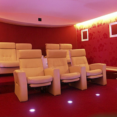 LEDs ger släpljus på väggarna, samt infällda som up-light i golvet.