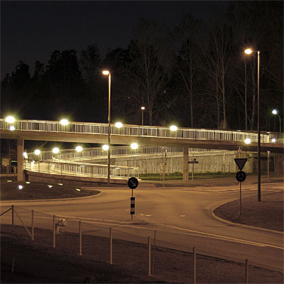 Projekt, Gångväg / GC-belysning: Gångbron är väl upplyst, men bländar varken gångare eller övriga trafikanter.