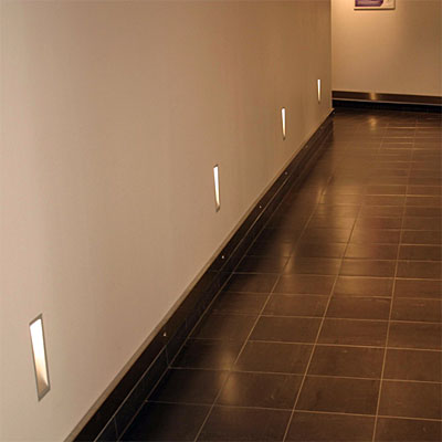 Projekt, Butiksbelysning: Infällda i väggarna för att lysa upp golvpartierna sitter Side.