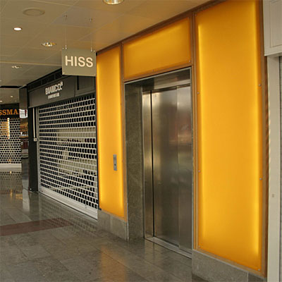 Hissfronterna är inramade av bakbelysta plexi-skivor, med LED