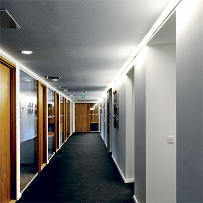 I korridorerna sitter Inline för T5, också den en Smedmarksarmatur.
