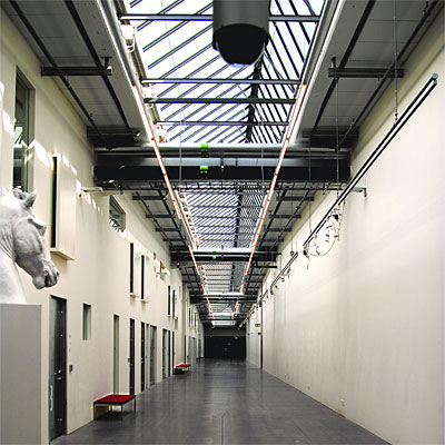 Utmed korridorerna sitter lysrörsarmaturen Clic, i pendlat utförande.