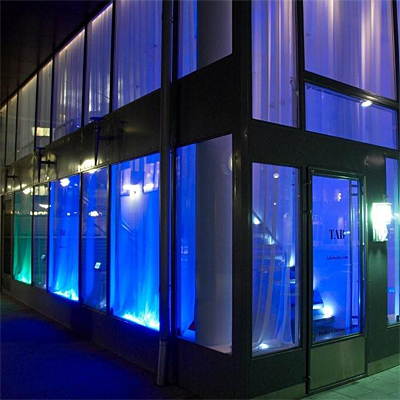 Projekt, Butiksbelysning: Butikens glasfront, med färgat släpljus på textil.