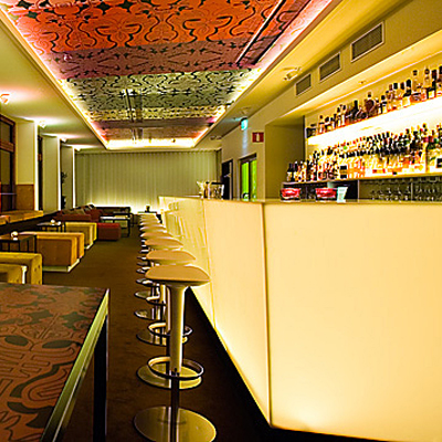 Vitt LED-ljus i både bar och fönster, ger en varm och ombonad känsla till hela lokalen.