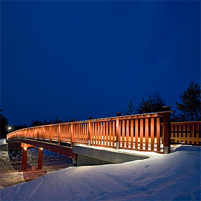 Den varmröda bron står i vacker kontrast till snön