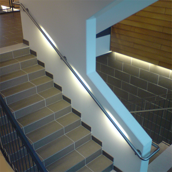 Projekt, Trapphusbelysning: Varlaskolans öppna trappa utgör ryggraden i den fyra våningar höga huvudbyggnaden. Handledaren är Flux Railer.