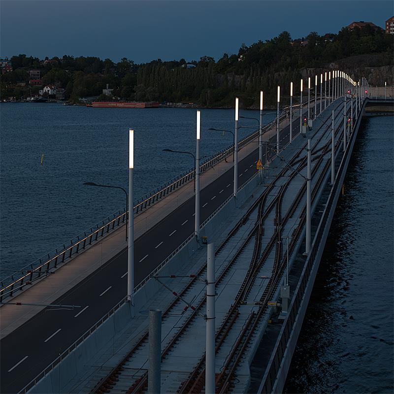 Projekt, Belysningsstolpe stål: Lilla Lidingöbron med stolpar för belysning och spårväg från Flux