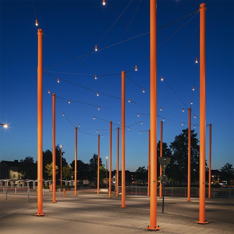 Projekt, Belysningsstolpe stål: Spännstolpar med orange färg, från Flux / Tehomet.