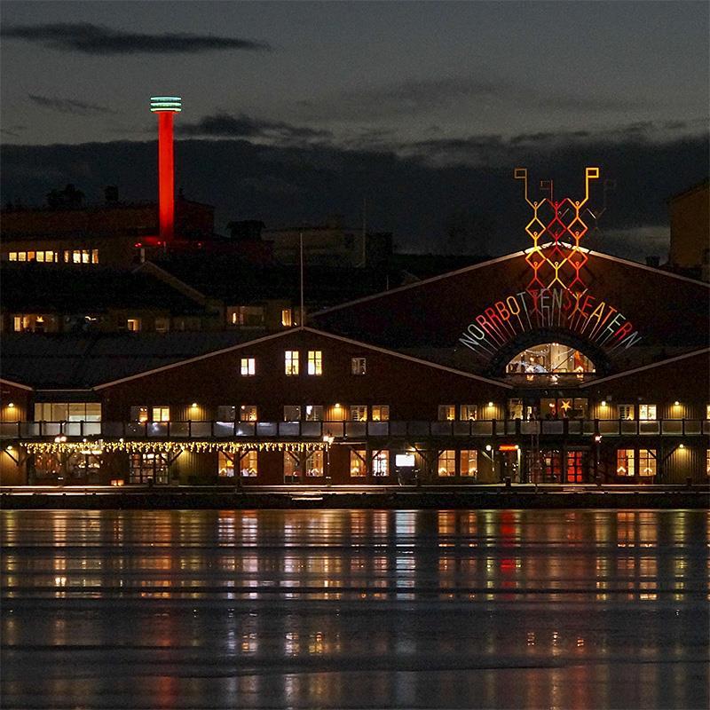 NBF-tornet i Luleå, julfärger. Ringar av LED Neon