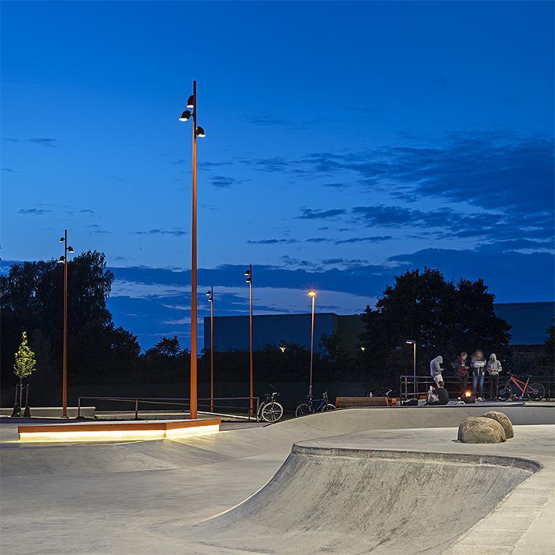 Projekt, Belysningsstolpe: Sjöbo aktivitetspark, skateparken. Med orangelackerade stålstolpar från Tehomet - Flux