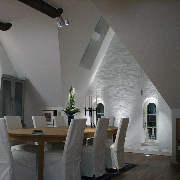 Bilderna visar matsalen med spotlight monterad på takbjälke.