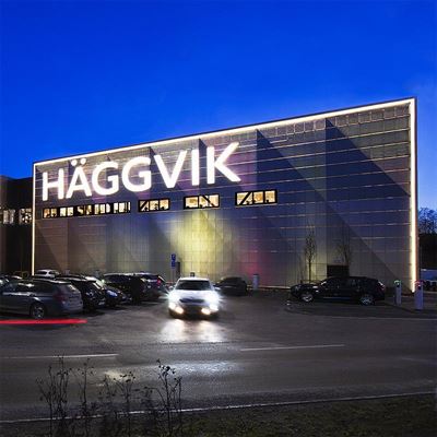 Effektfull fasadbelysning på Häggvik handelsplats