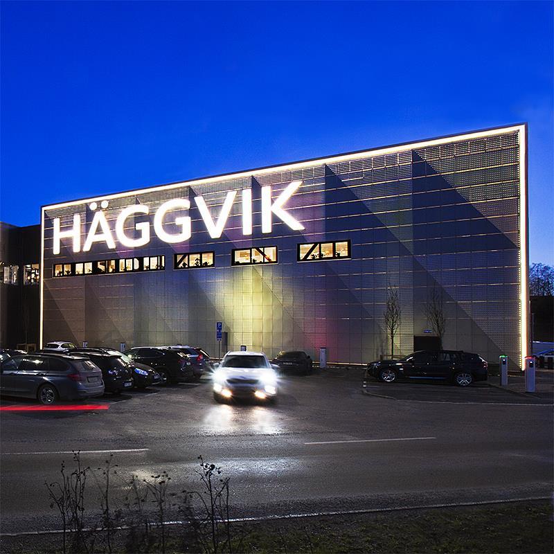 Fasadbelysning från Flux på Häggviks handelsplats. Släpljus med Pole 80 och kantmarkering med LED Neon.
