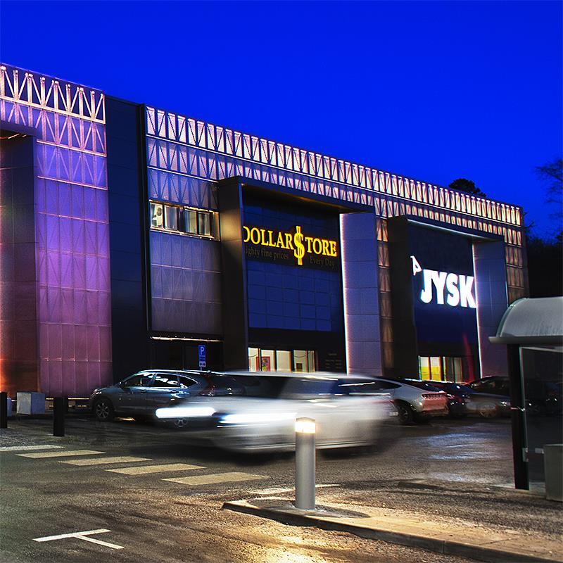 Fasadbelysning från Flux på Häggviks handelsplats. Släpljus med Pole 80 och entrébelysning med Pole 32.