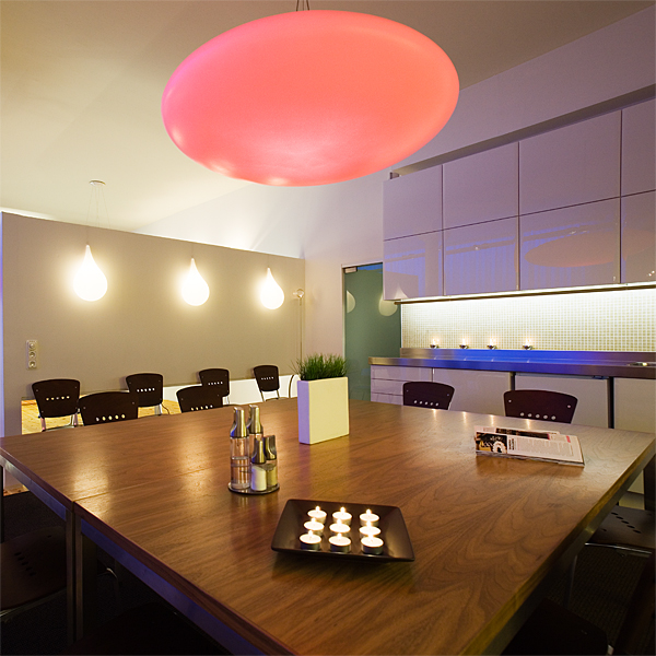 Köket med en LED-bestyckad UFO över bordet