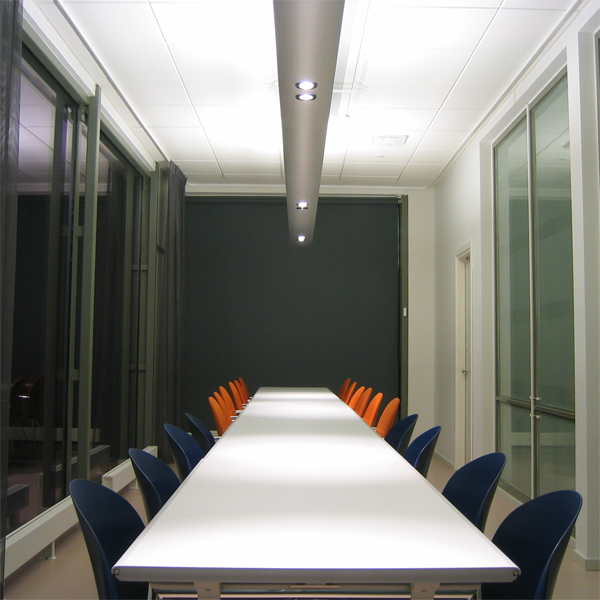 På varje kontorsplan finns projektrum. Här kommer ljuset från den pendlade aluminiumprofilen Aero, med längden avpassad efter respektive rum. I det här fallet ger Aero både uppljus (T5-rör) och nedljus (infällda lågvoltsenheter). Många andra varianter finns!
