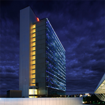 Hotellet syns på långt håll, både dagtid och nattetid. Extra dramatisk är fasaden nattetid, med den skimrande belysningen.
Talk Hotell vann Svensk Ljuspriset 2006!