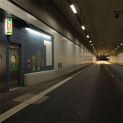 Tunneln är 1,6 km lång och har ett stort antal nödutgångar som måste markeras väl